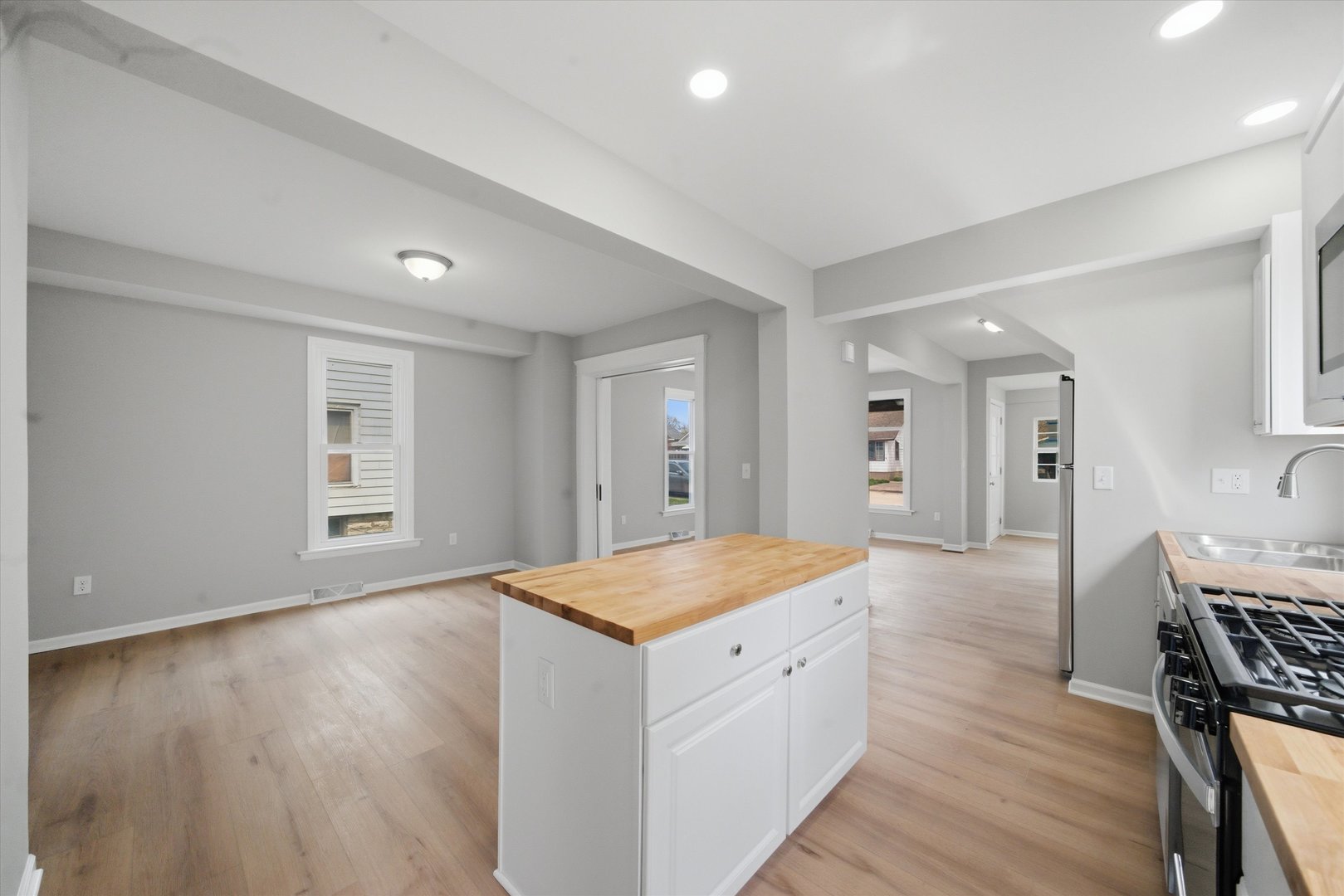 323 Douglas Avenue, Dixon, IL 61021