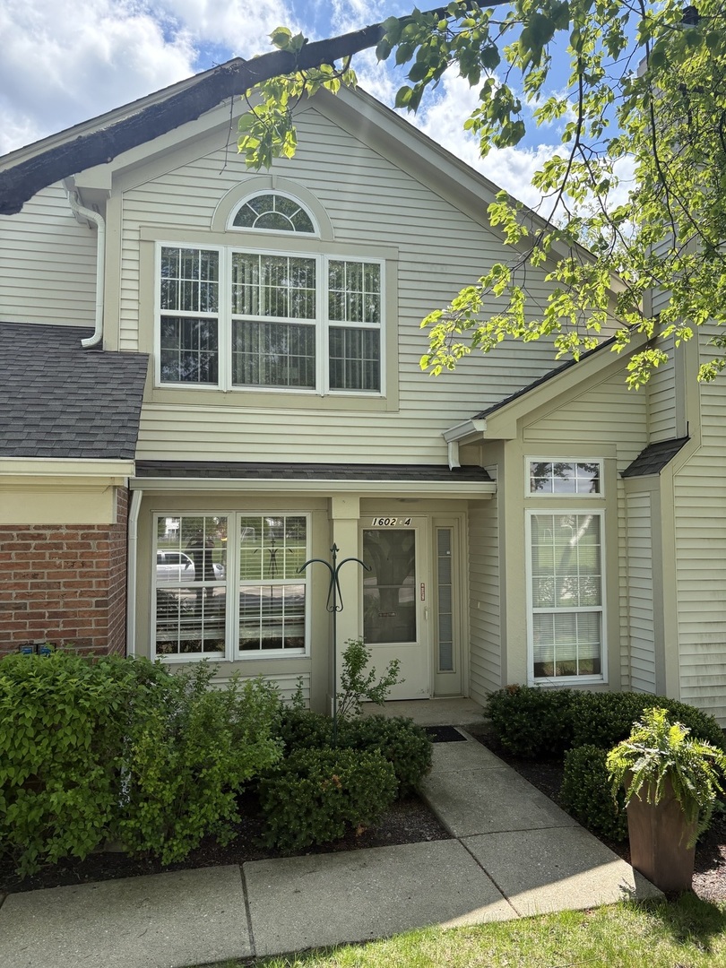 1602 Columbia Circle #4, Bartlett, IL 60103