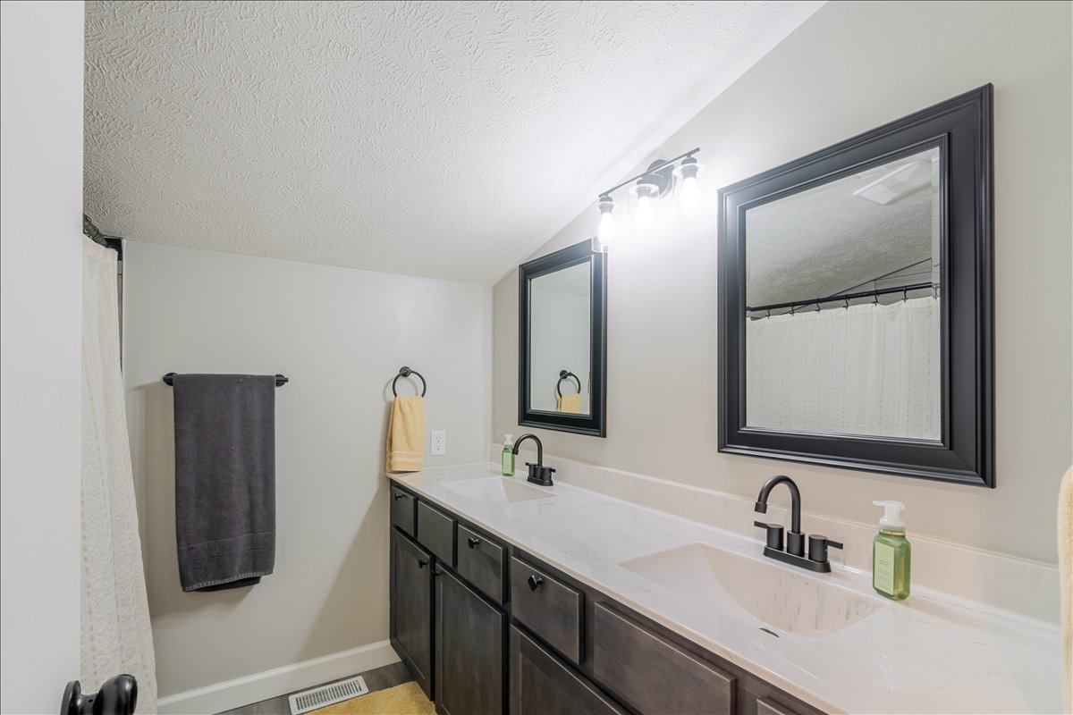 6 Kenfield Circle, Bloomington, IL 61704