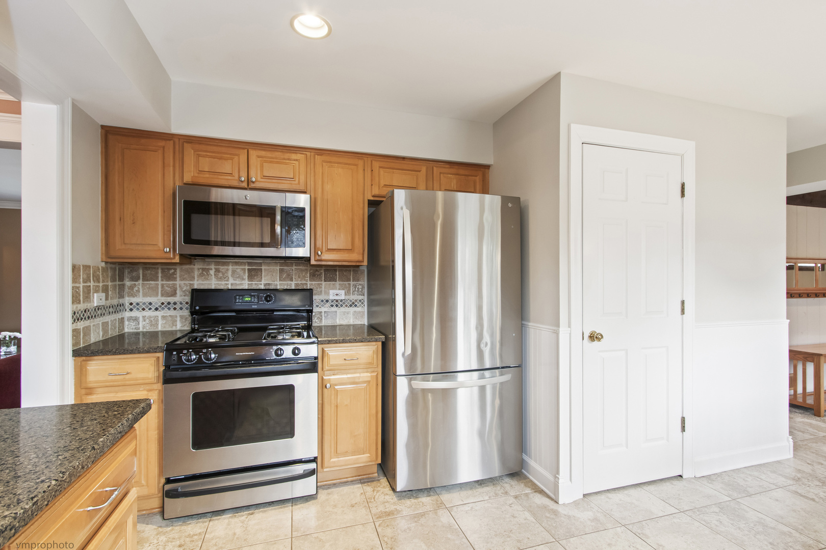 913 Warwick Lane, Libertyville, IL 60048