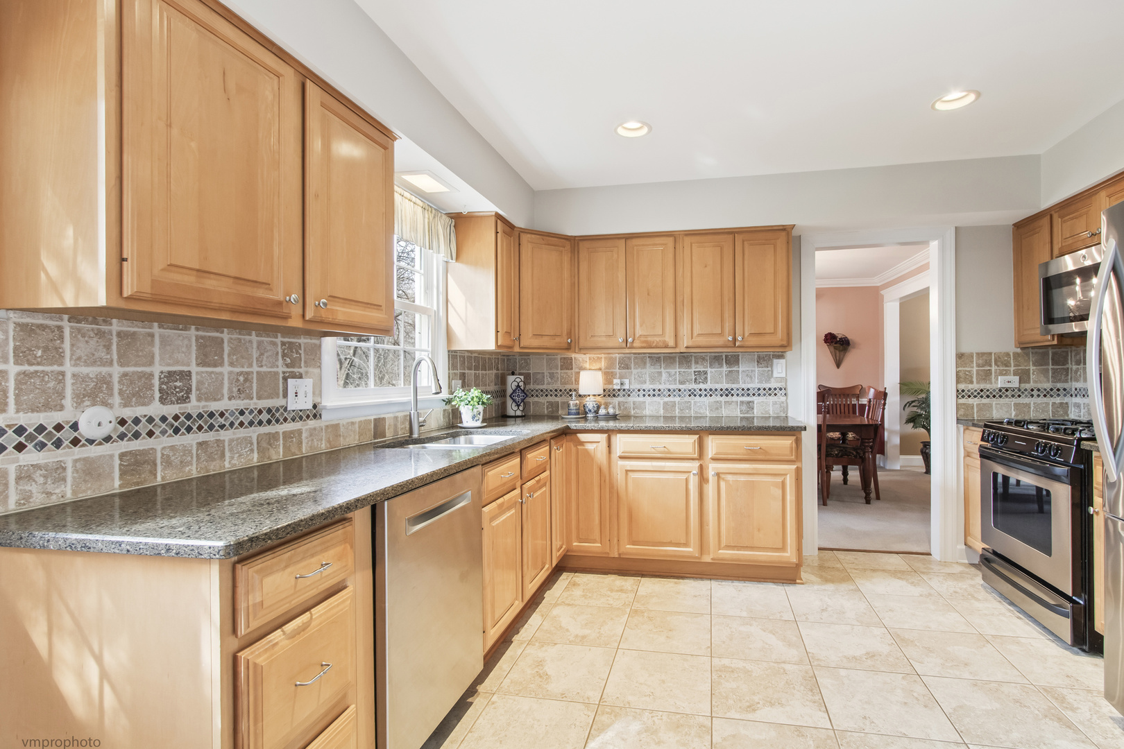 913 Warwick Lane, Libertyville, IL 60048