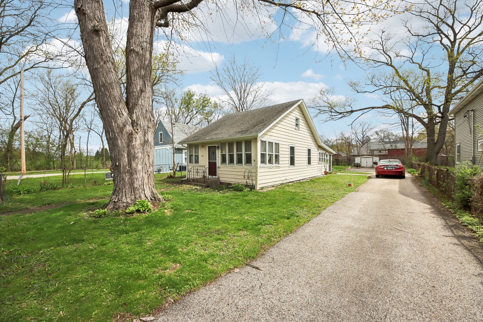 105 Edgewood Avenue, Crystal Lake, IL 60014