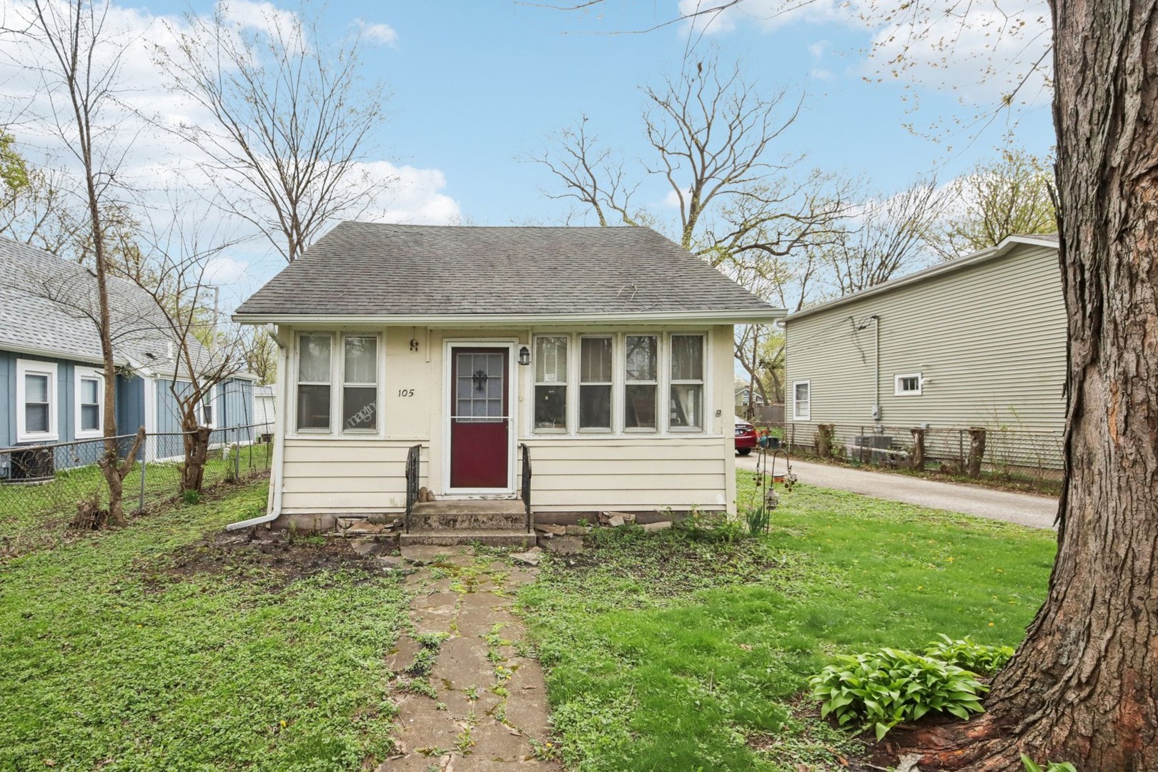 105 Edgewood Avenue, Crystal Lake, IL 60014