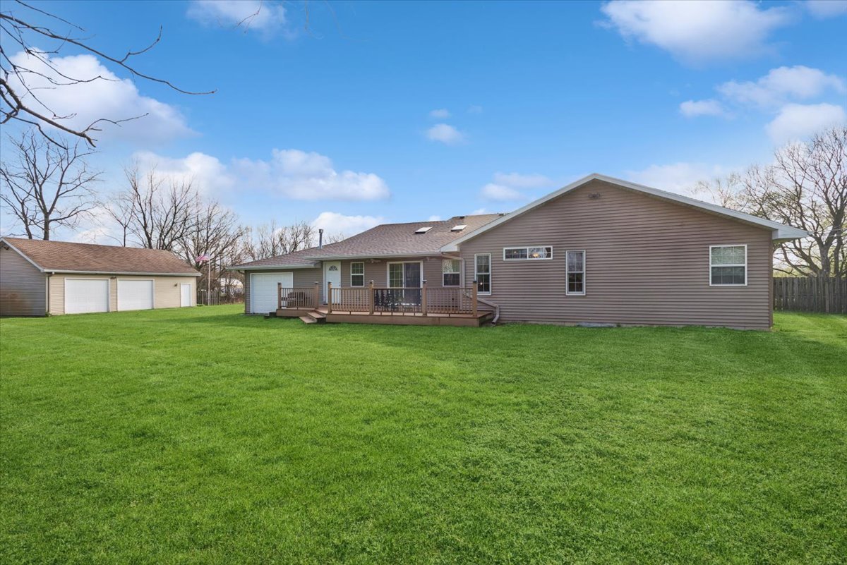 2 Division Street, Bristol, IL 60512