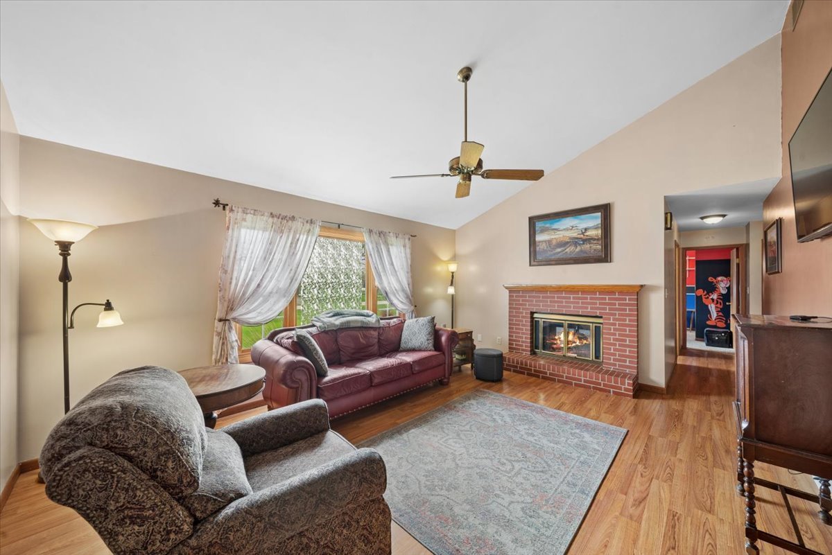 2 Division Street, Bristol, IL 60512