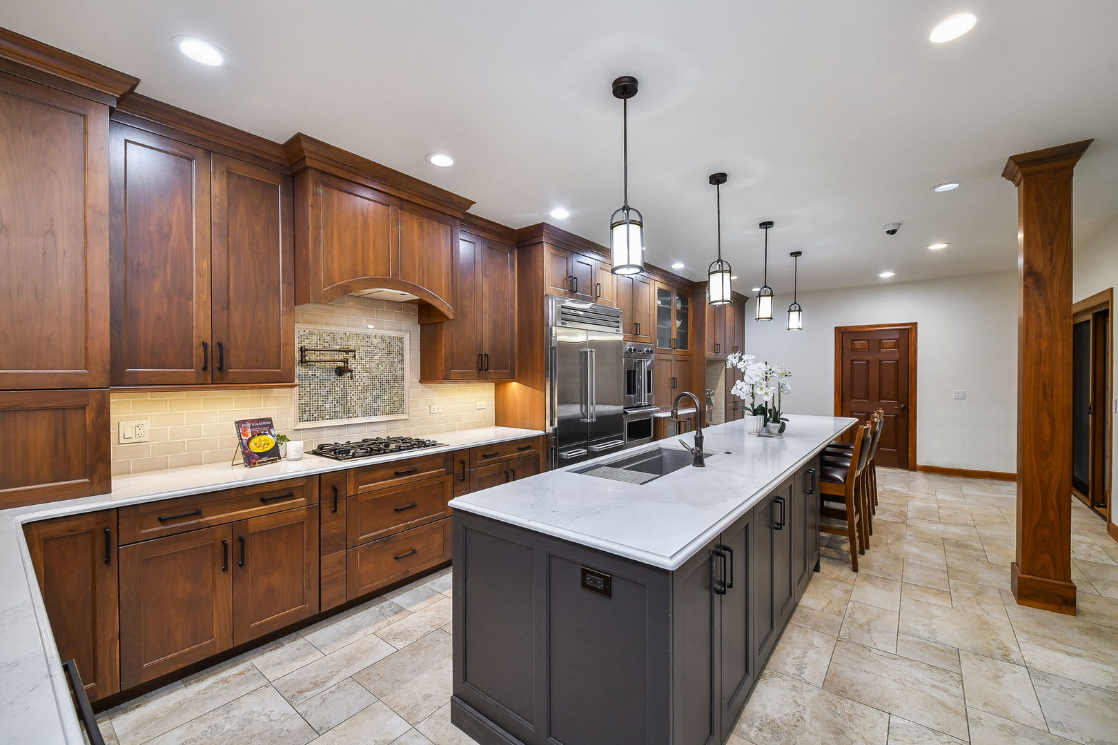 2009 MacKenzie Place #2009, Wheaton, IL 60187