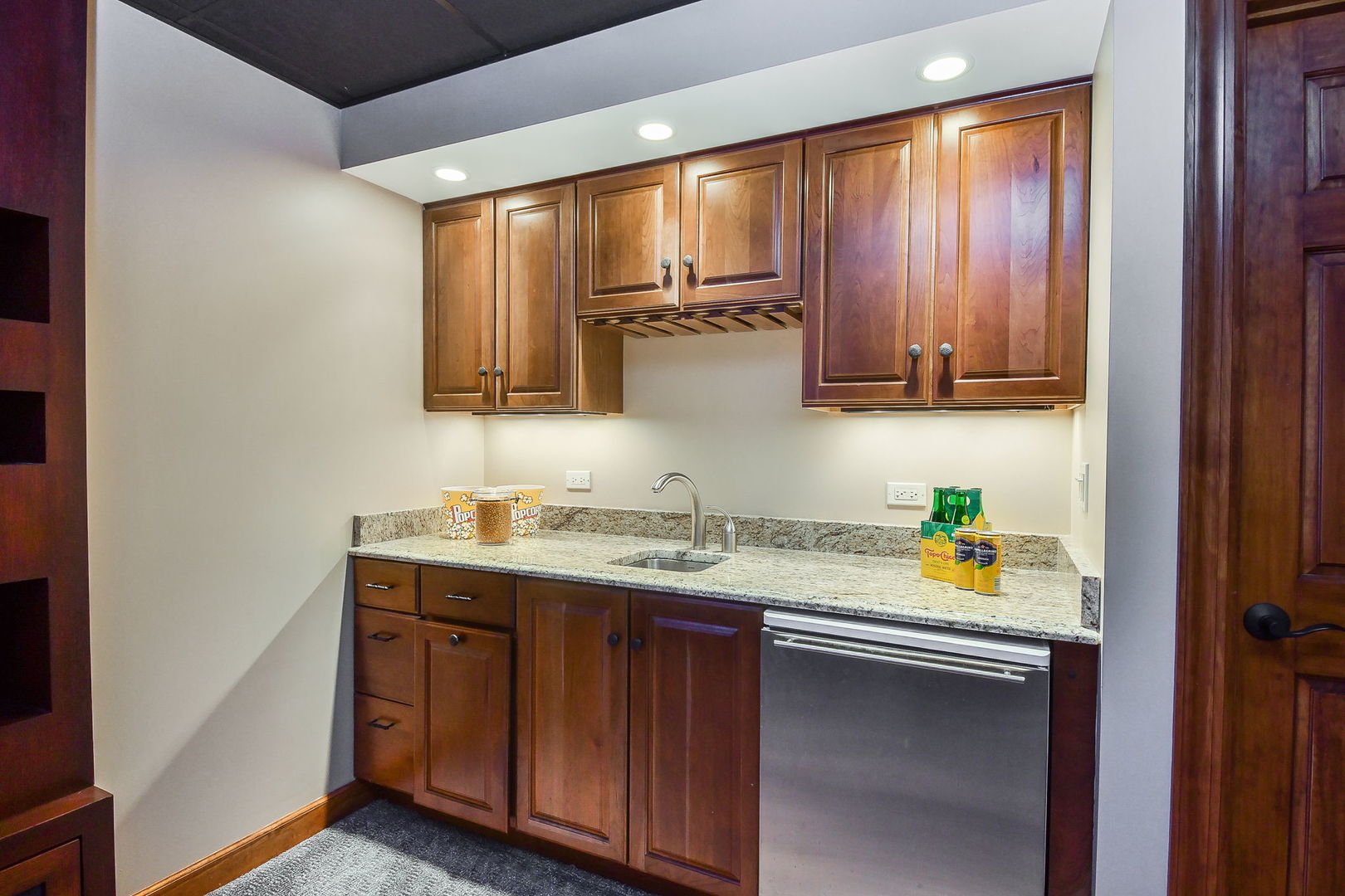 2009 MacKenzie Place #2009, Wheaton, IL 60187