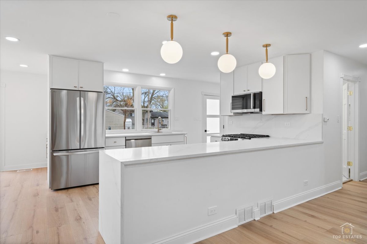 8766 S 83rd Court, Hickory Hills, IL 60457