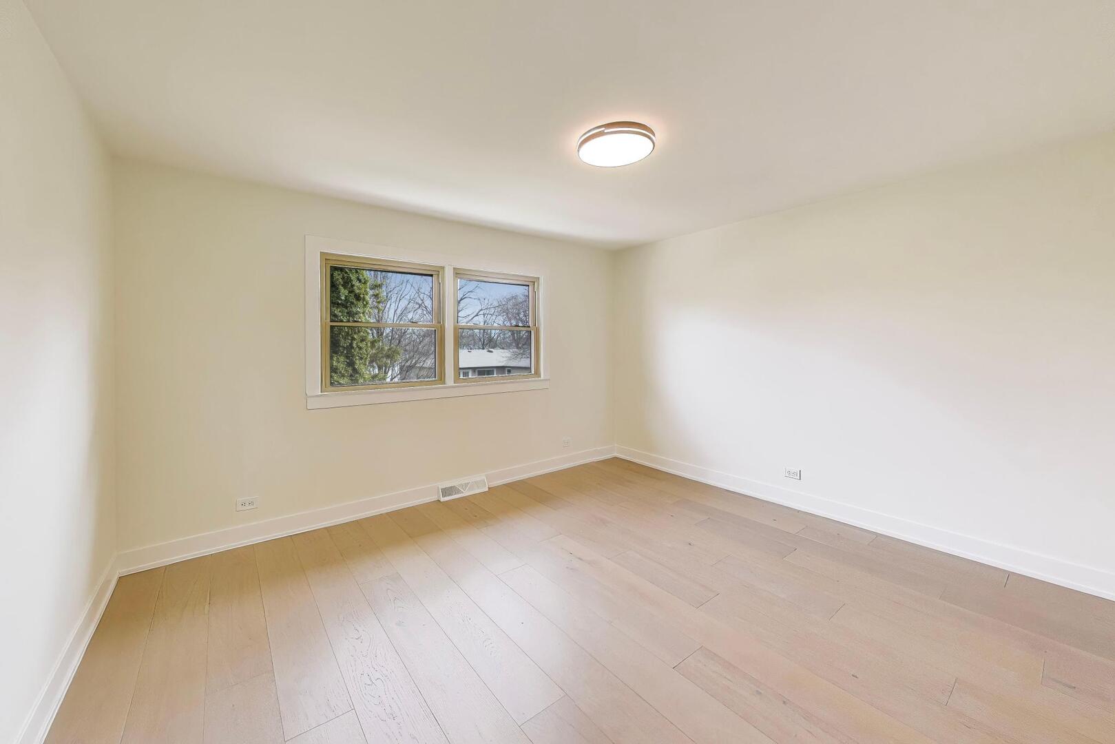 909 S Waverly Place, Mount Prospect, IL 60056