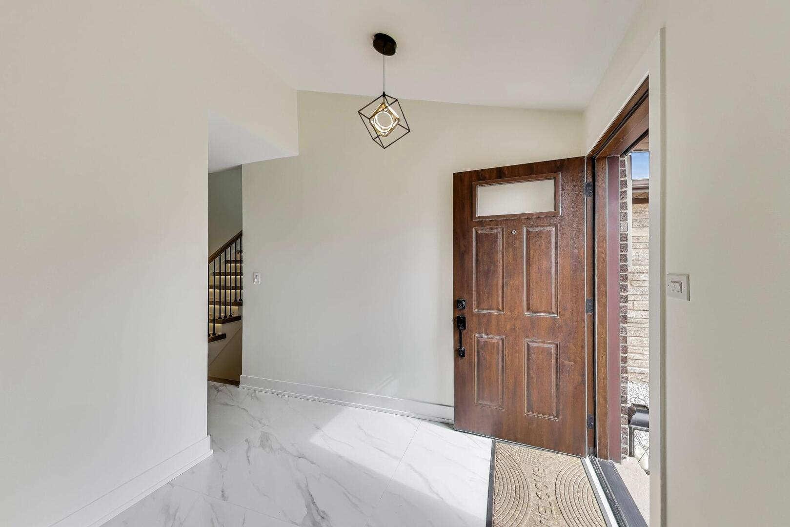 909 S Waverly Place, Mount Prospect, IL 60056