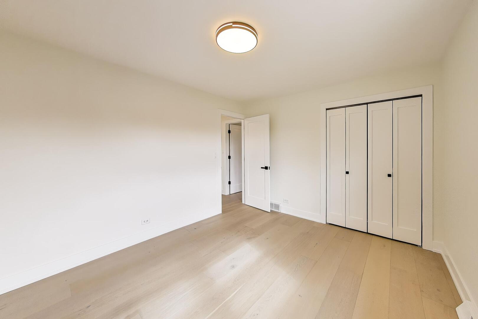 909 S Waverly Place, Mount Prospect, IL 60056