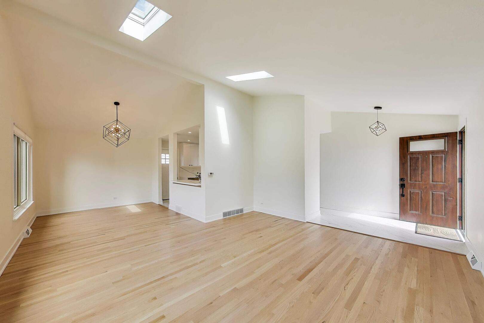 909 S Waverly Place, Mount Prospect, IL 60056