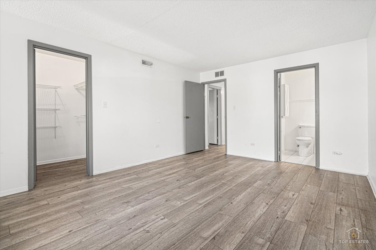 15713 ORLAN BROOK Drive #100, Orland Park, IL 60462