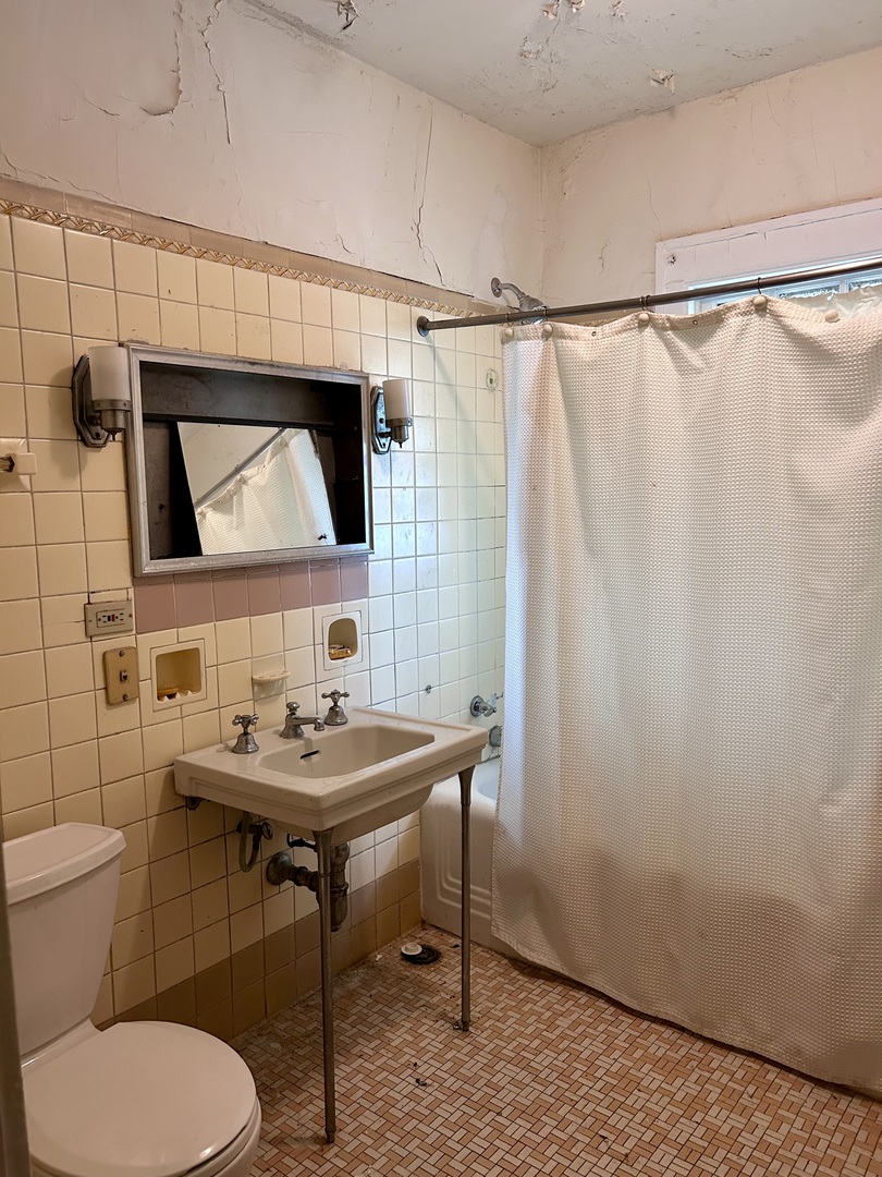 6845 S Chappel Avenue, Chicago, IL 60649