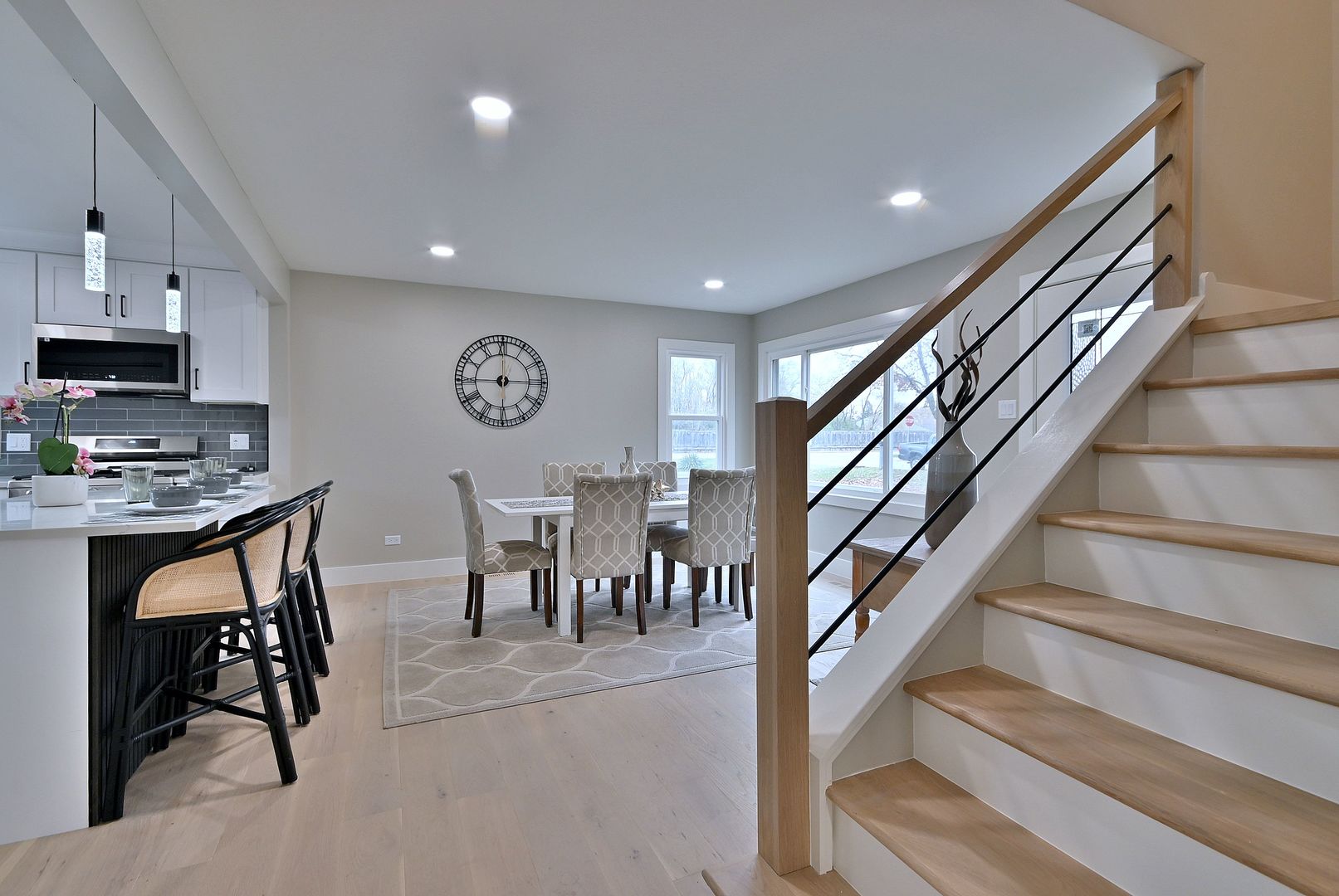 656 W Comstock Avenue, Elmhurst, IL 60126