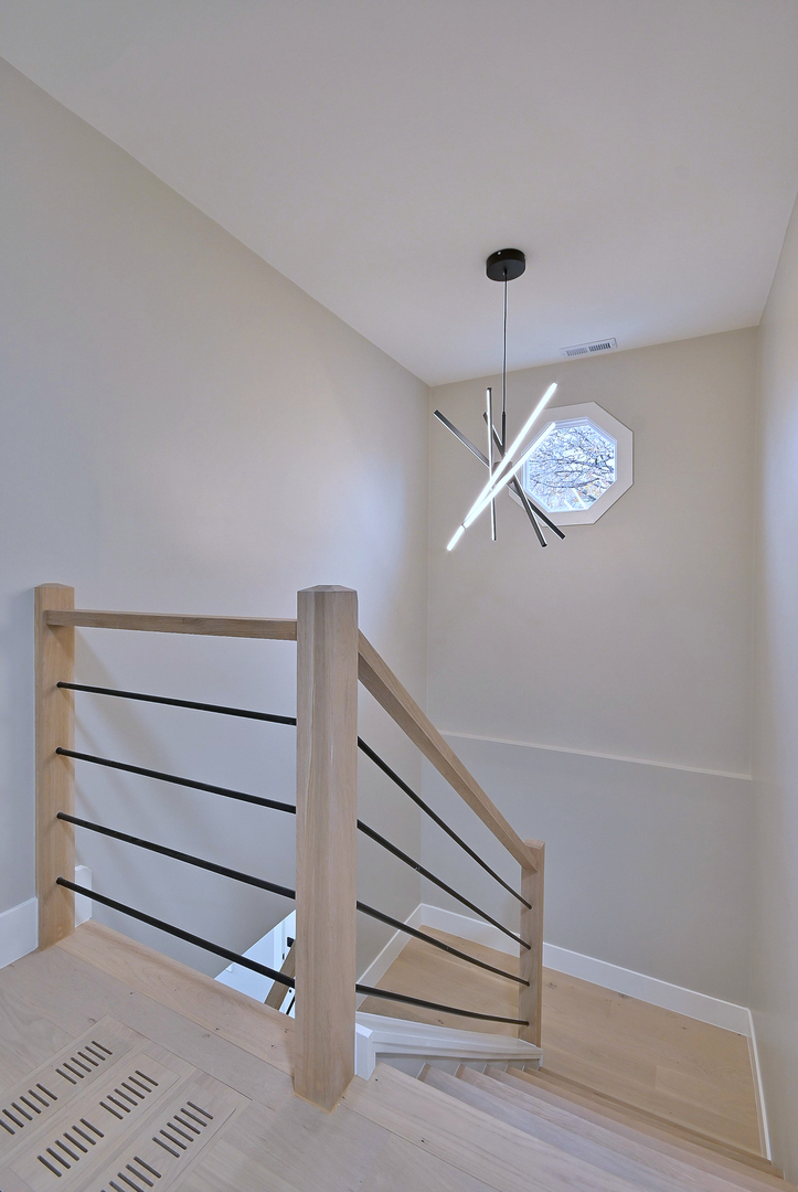 656 W Comstock Avenue, Elmhurst, IL 60126