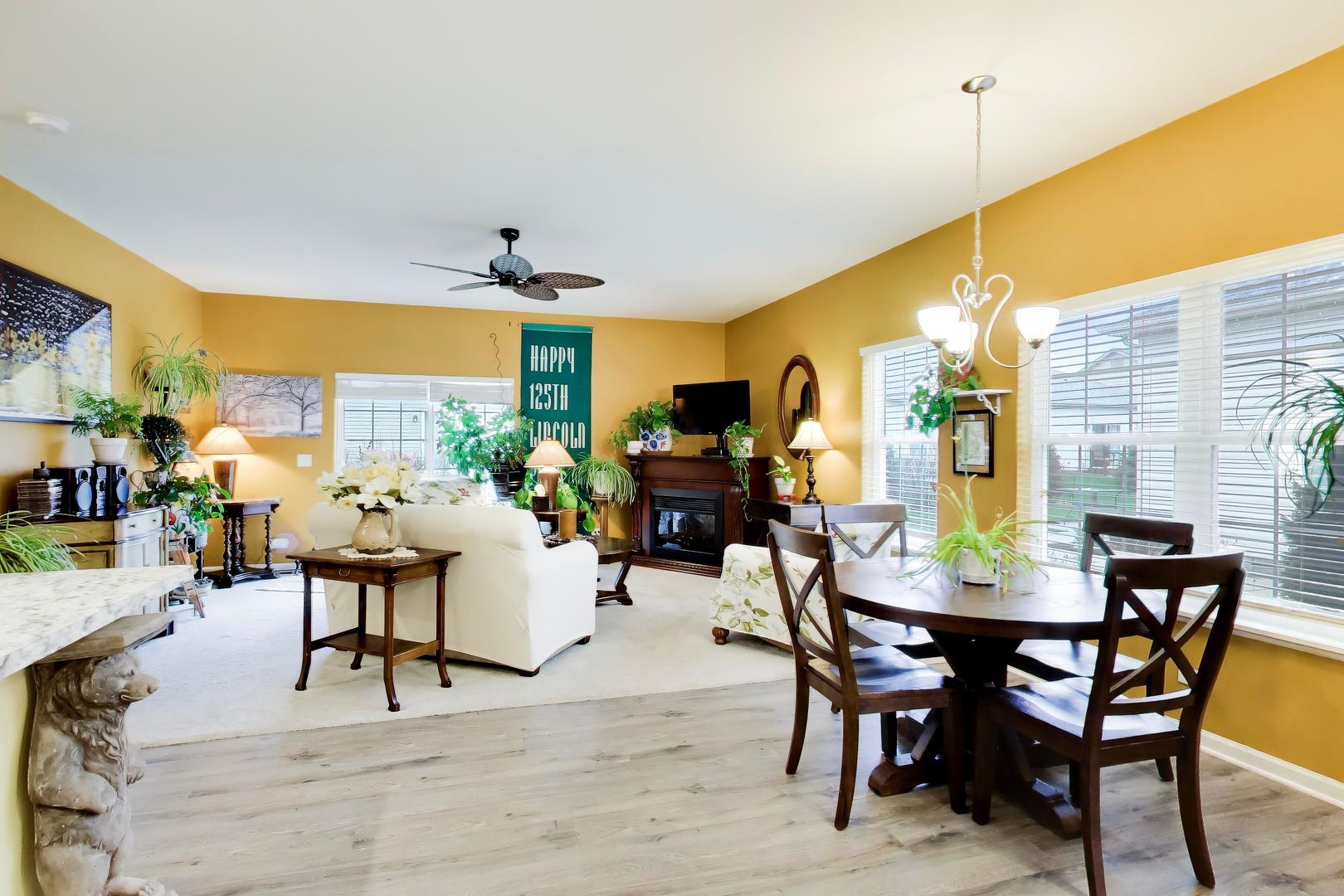 927 Camden Street #B, McHenry, IL 60050