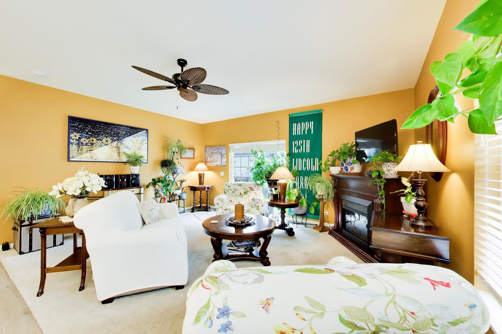 927 Camden Street #B, McHenry, IL 60050