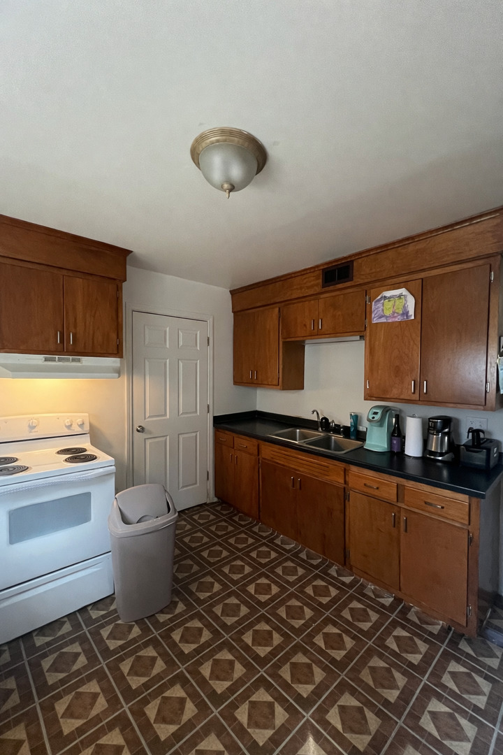 462 Ashland Avenue, Elgin, IL 60123