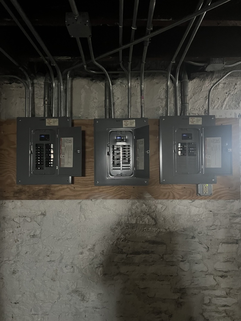 462 Ashland Avenue, Elgin, IL 60123