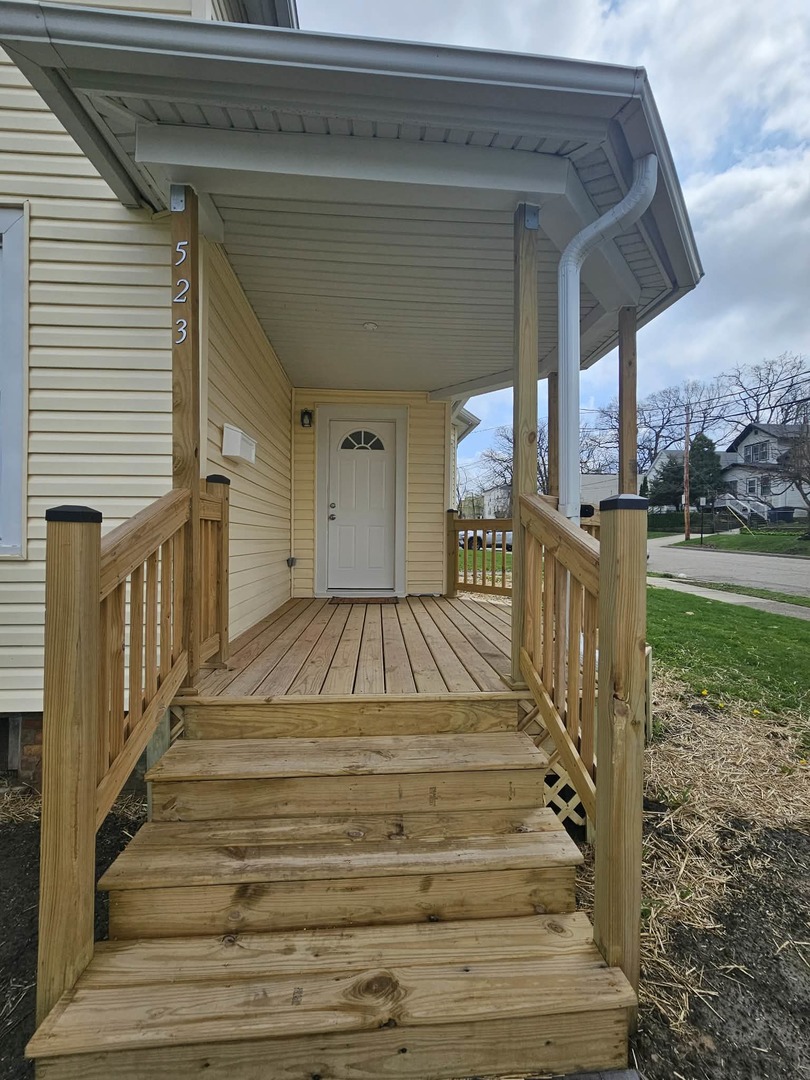 523 S McAlister Avenue, Waukegan, IL 60085