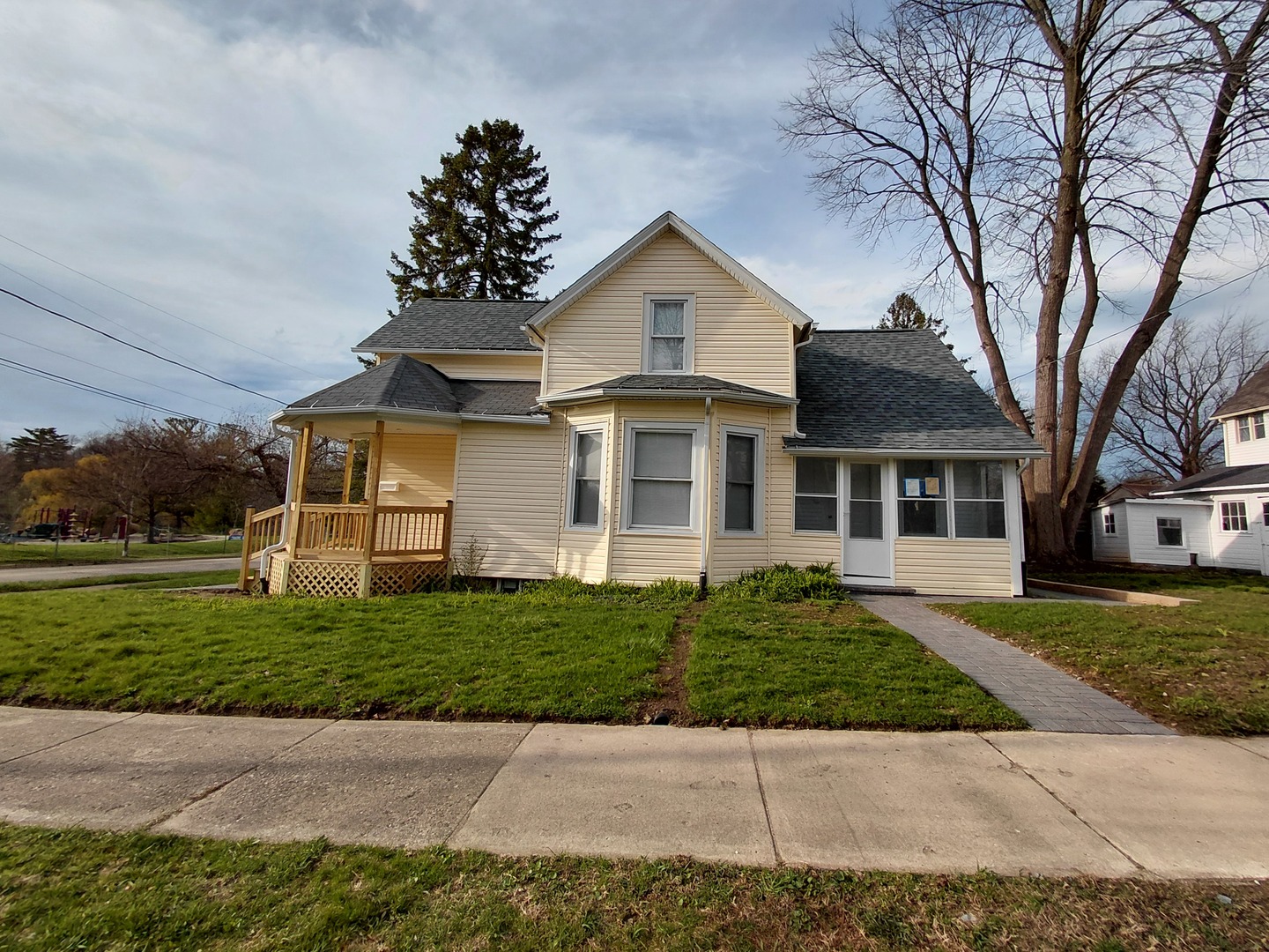 523 S McAlister Avenue, Waukegan, IL 60085