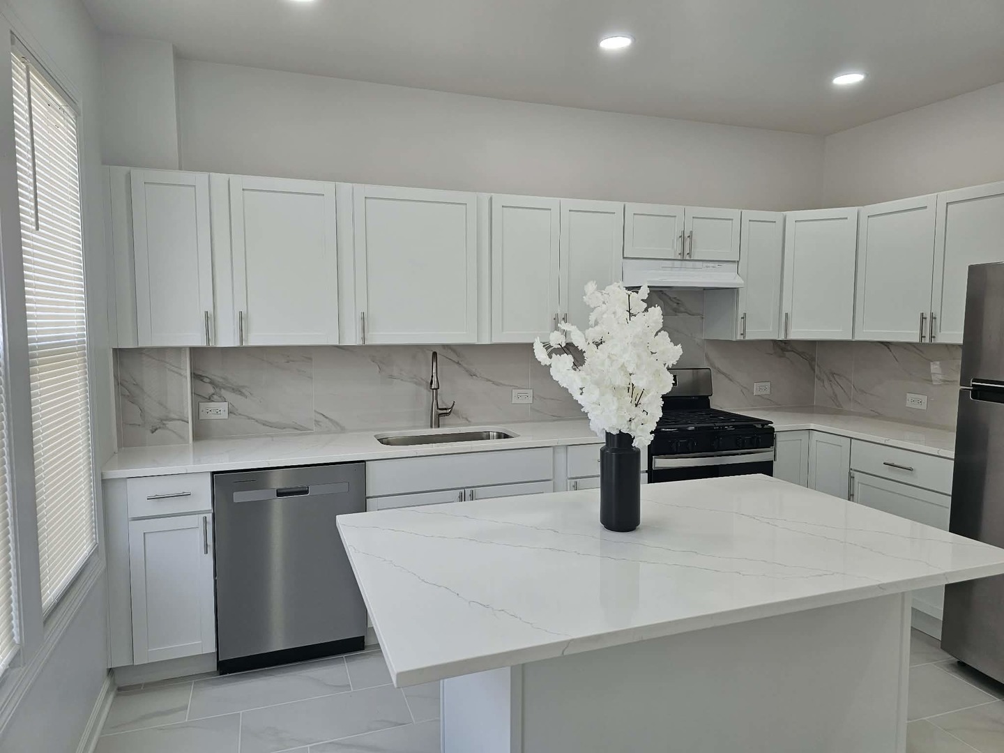 523 S McAlister Avenue, Waukegan, IL 60085