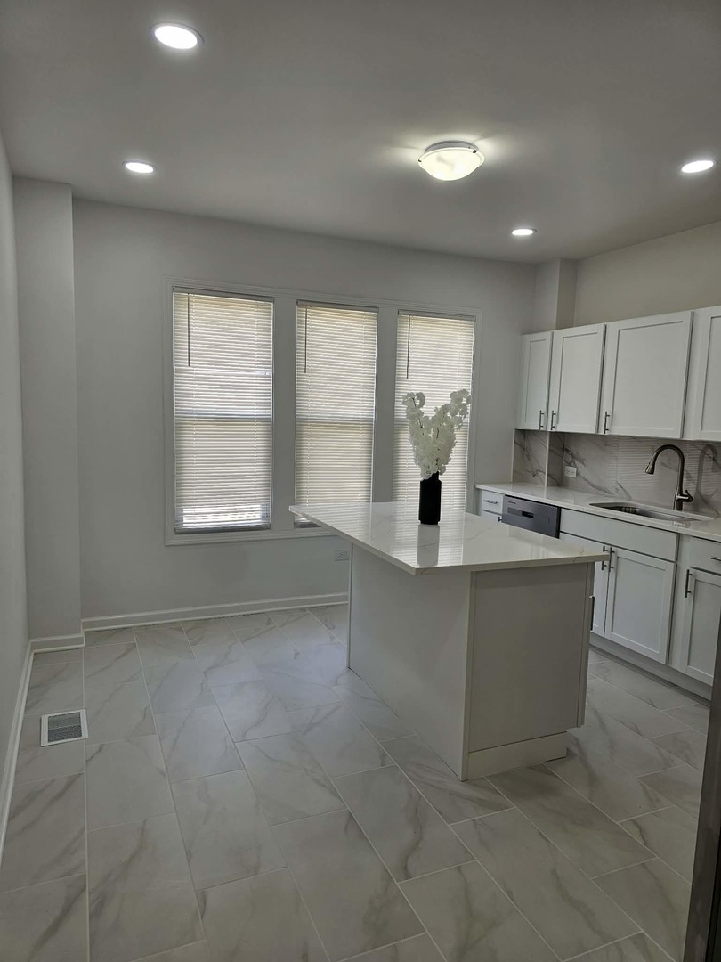 523 S McAlister Avenue, Waukegan, IL 60085