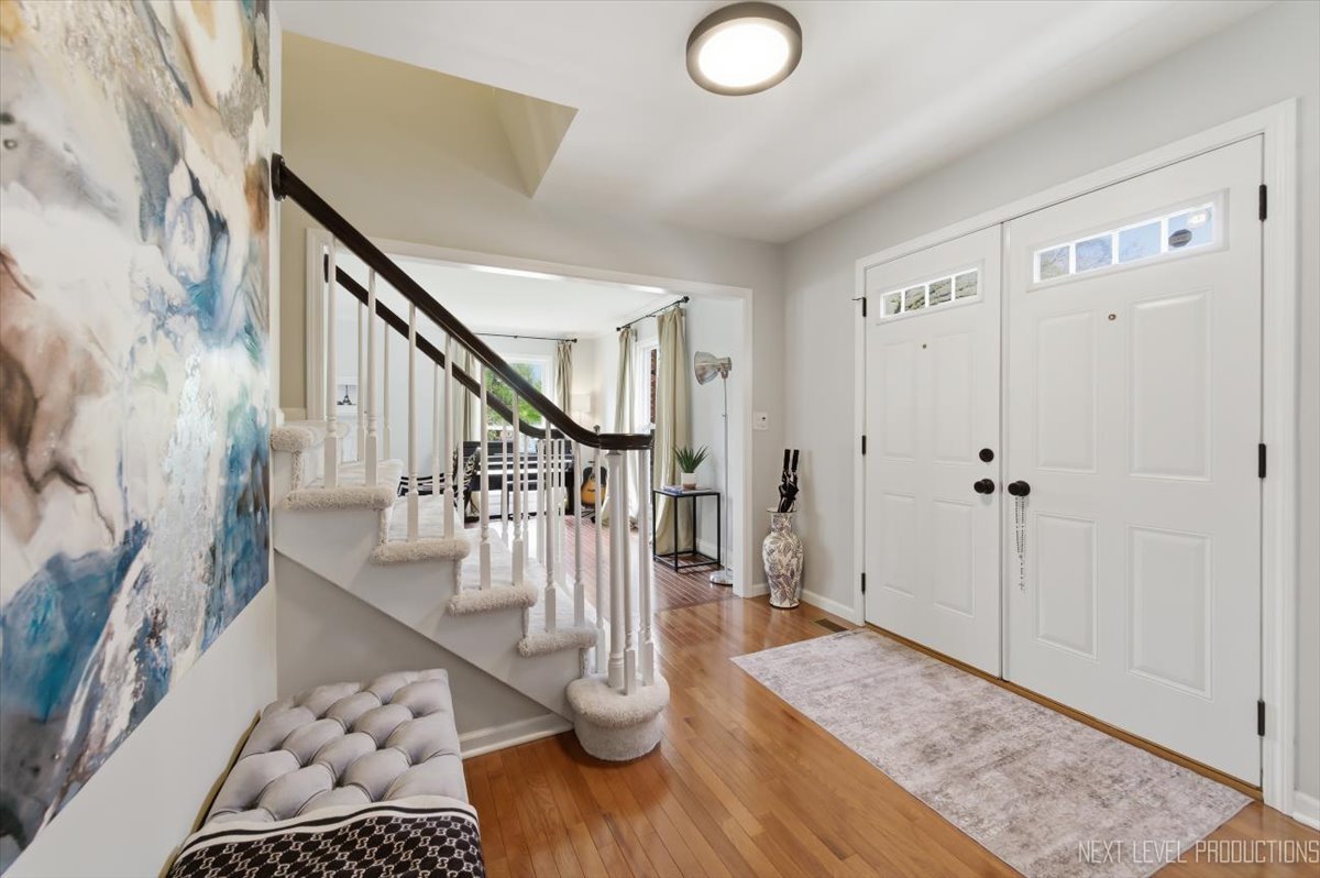 320 ESSEX Court, Aurora, IL 60504