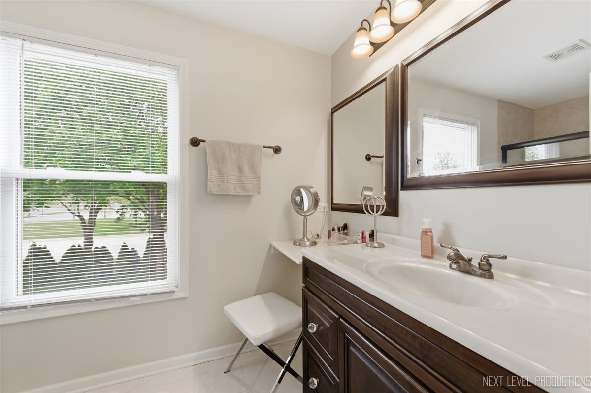 320 ESSEX Court, Aurora, IL 60504