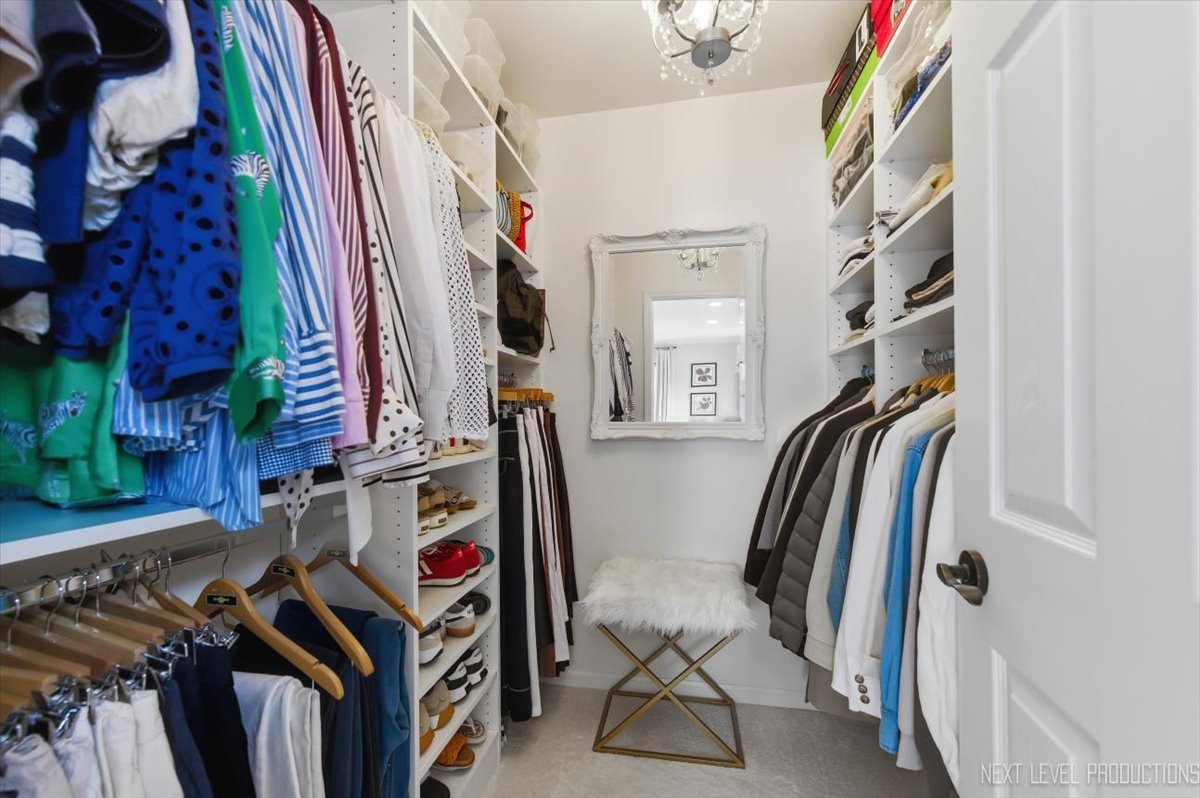 320 ESSEX Court, Aurora, IL 60504