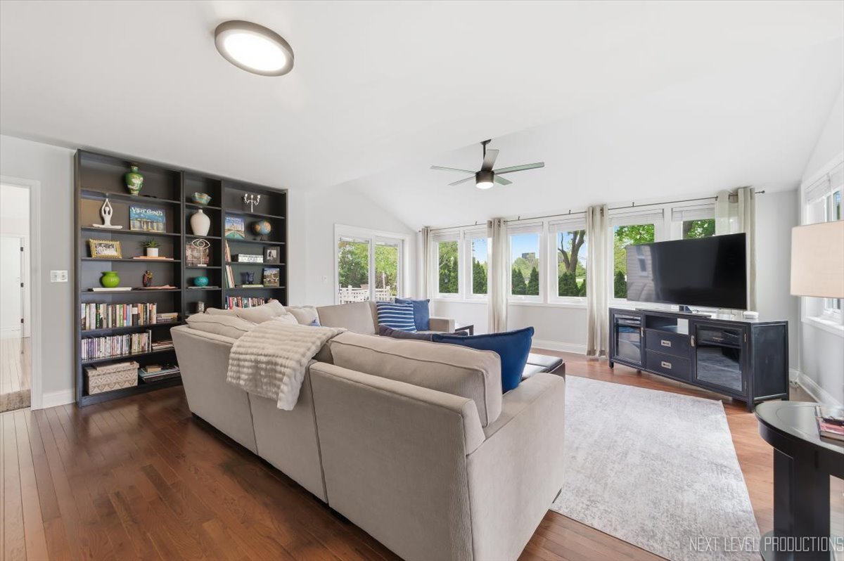 320 ESSEX Court, Aurora, IL 60504