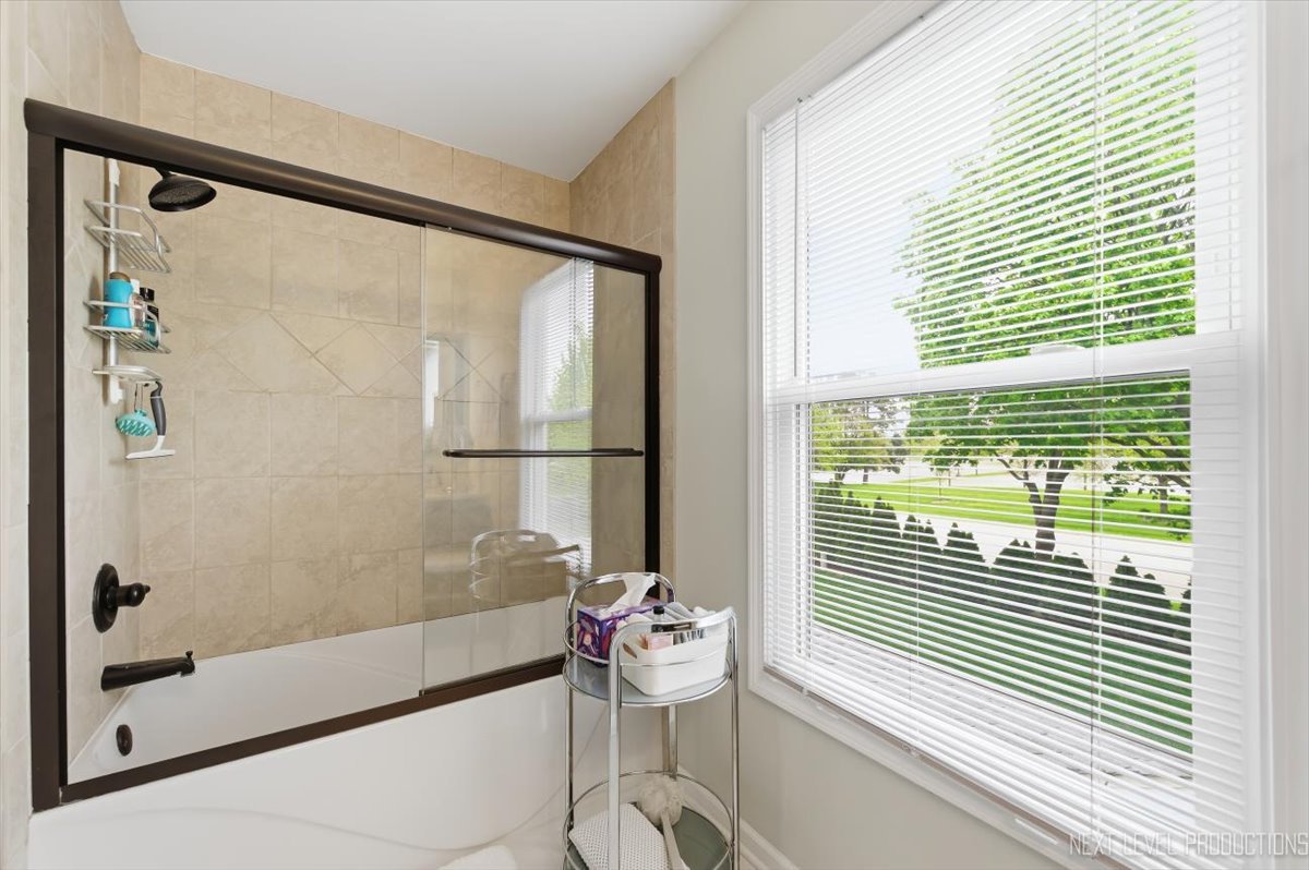 320 ESSEX Court, Aurora, IL 60504