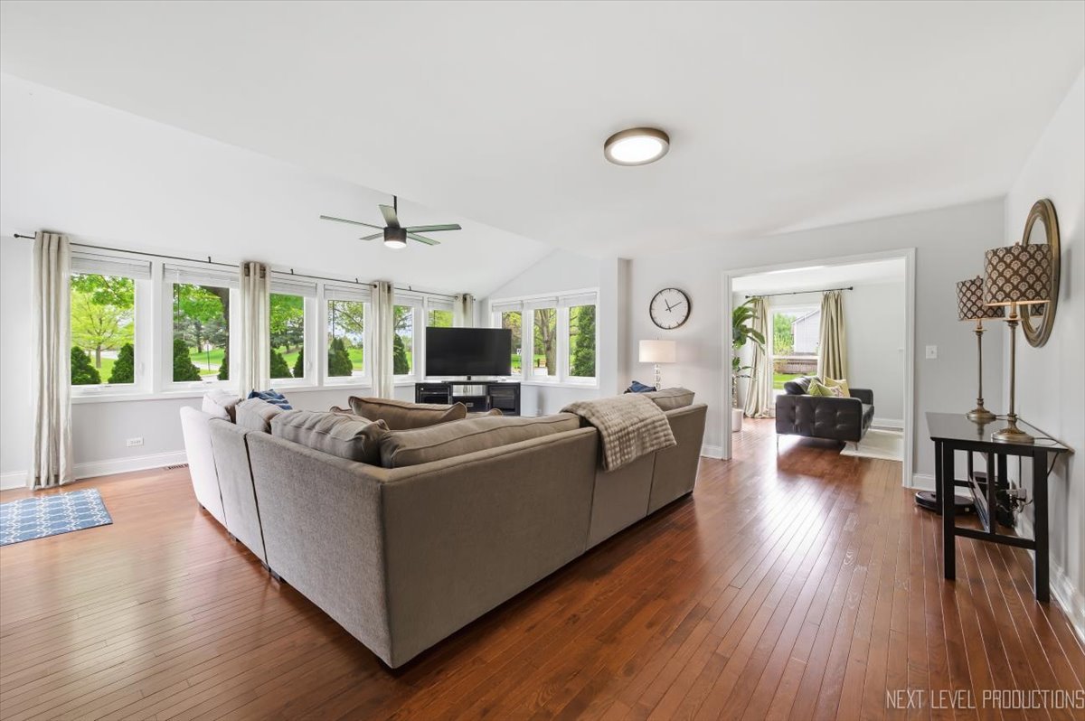 320 ESSEX Court, Aurora, IL 60504