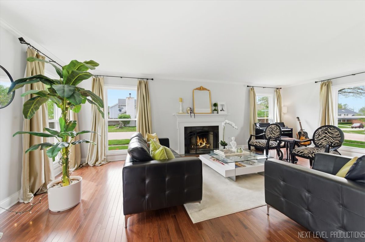 320 ESSEX Court, Aurora, IL 60504