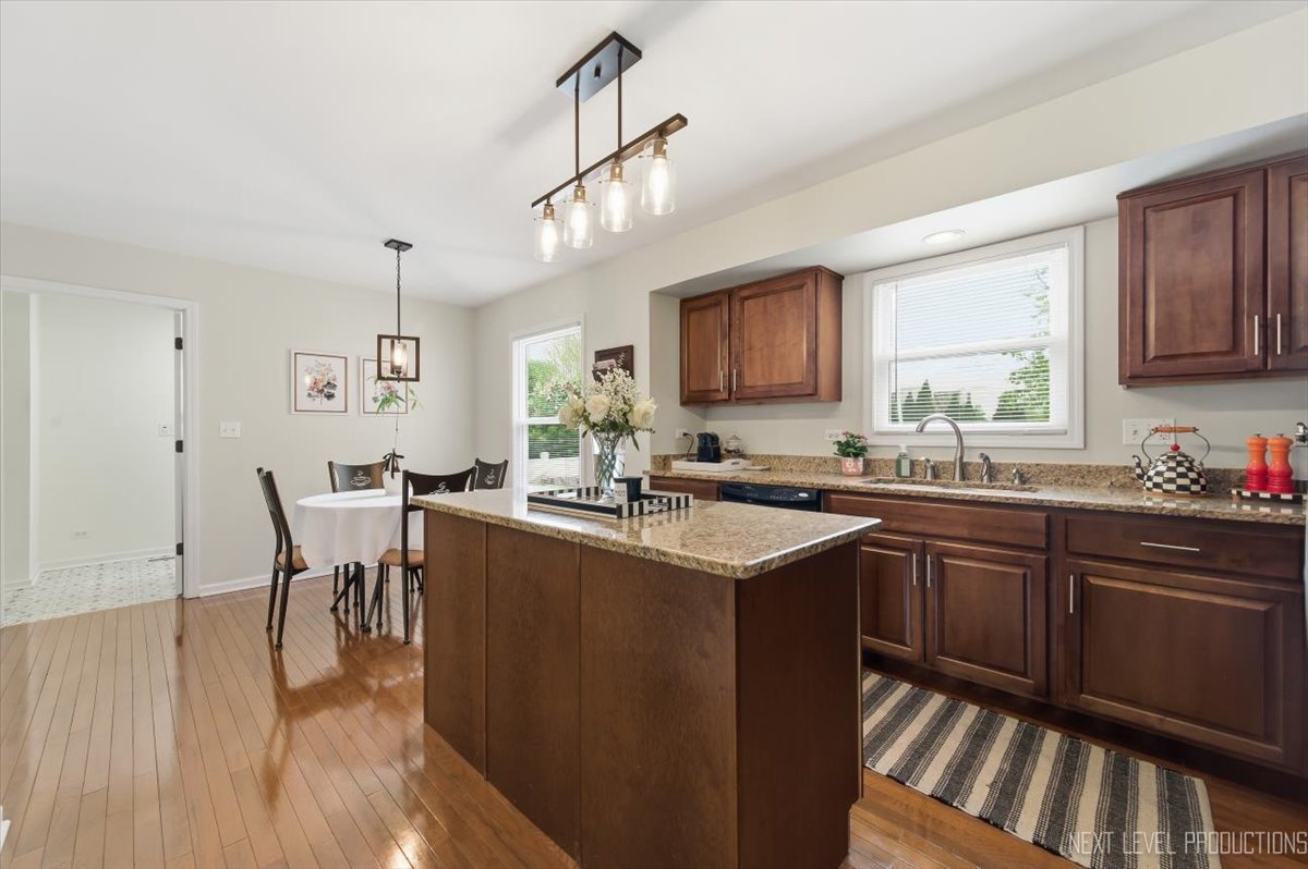 320 ESSEX Court, Aurora, IL 60504