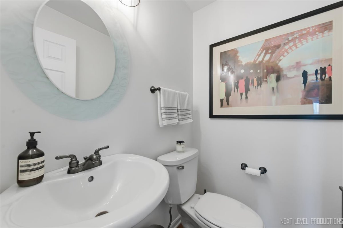 320 ESSEX Court, Aurora, IL 60504