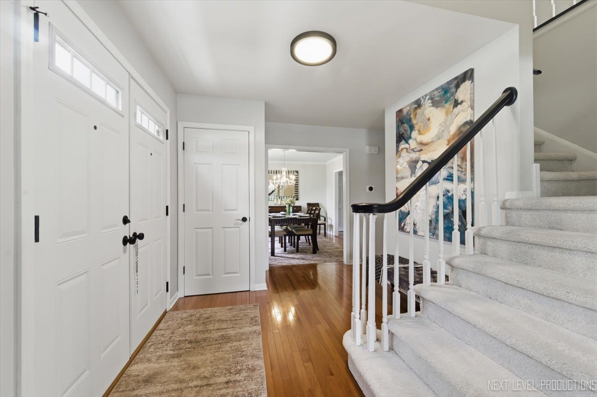 320 ESSEX Court, Aurora, IL 60504