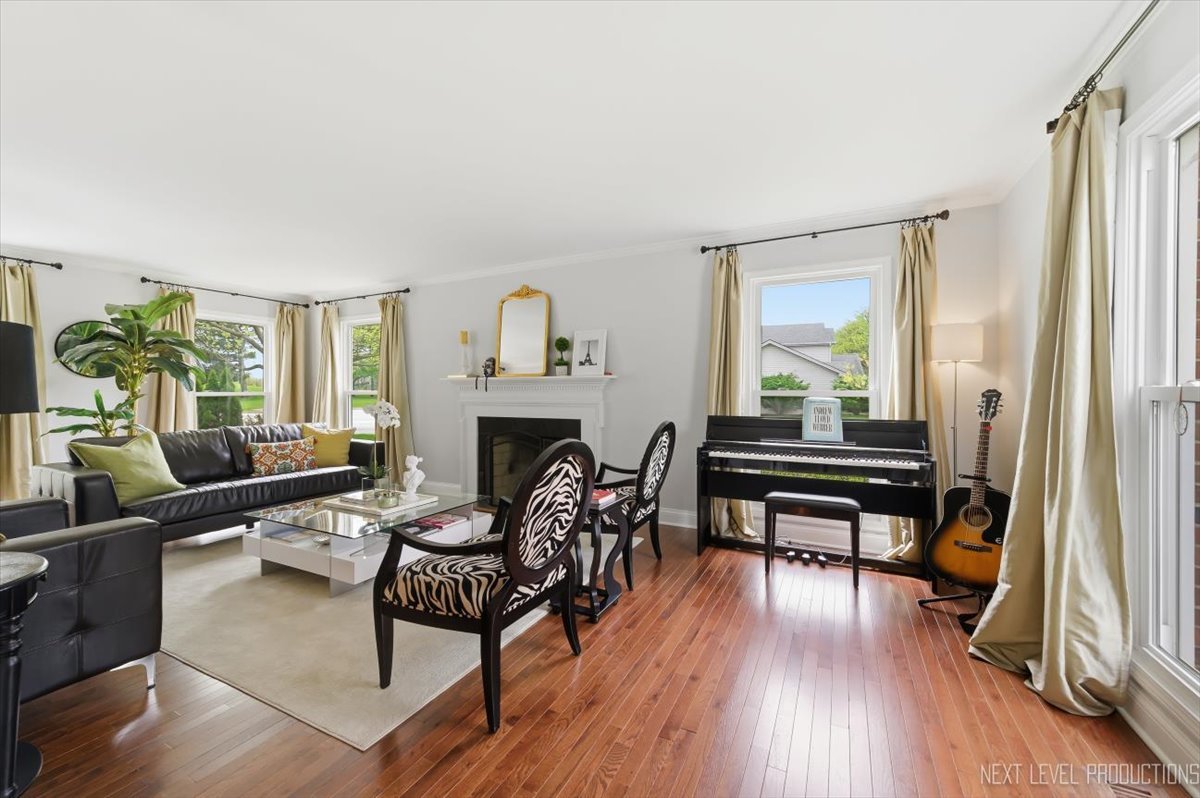 320 ESSEX Court, Aurora, IL 60504