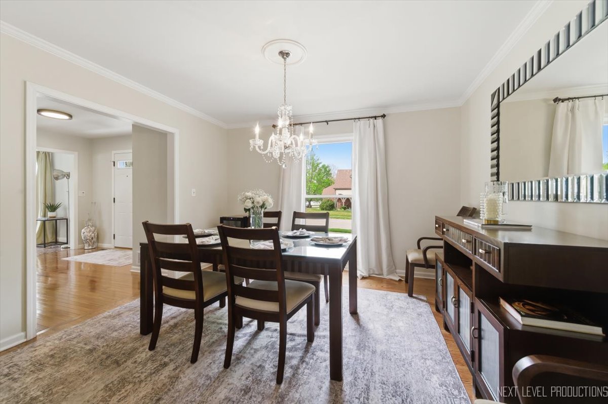 320 ESSEX Court, Aurora, IL 60504