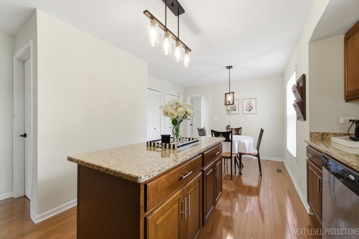 320 ESSEX Court, Aurora, IL 60504