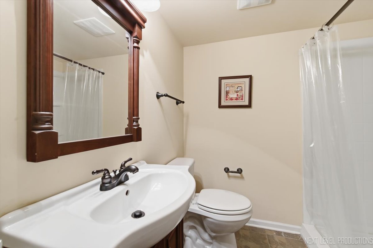 320 ESSEX Court, Aurora, IL 60504