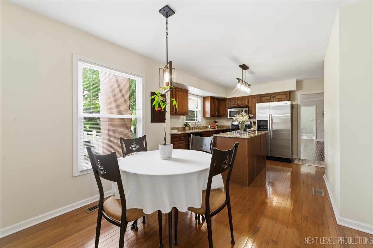 320 ESSEX Court, Aurora, IL 60504