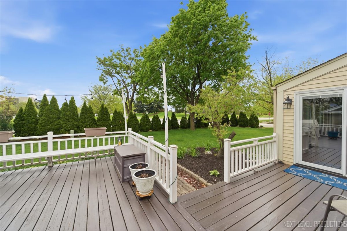 320 ESSEX Court, Aurora, IL 60504