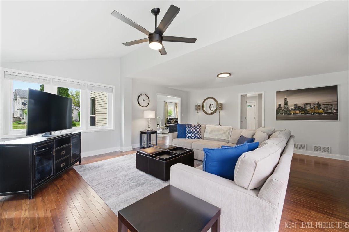 320 ESSEX Court, Aurora, IL 60504