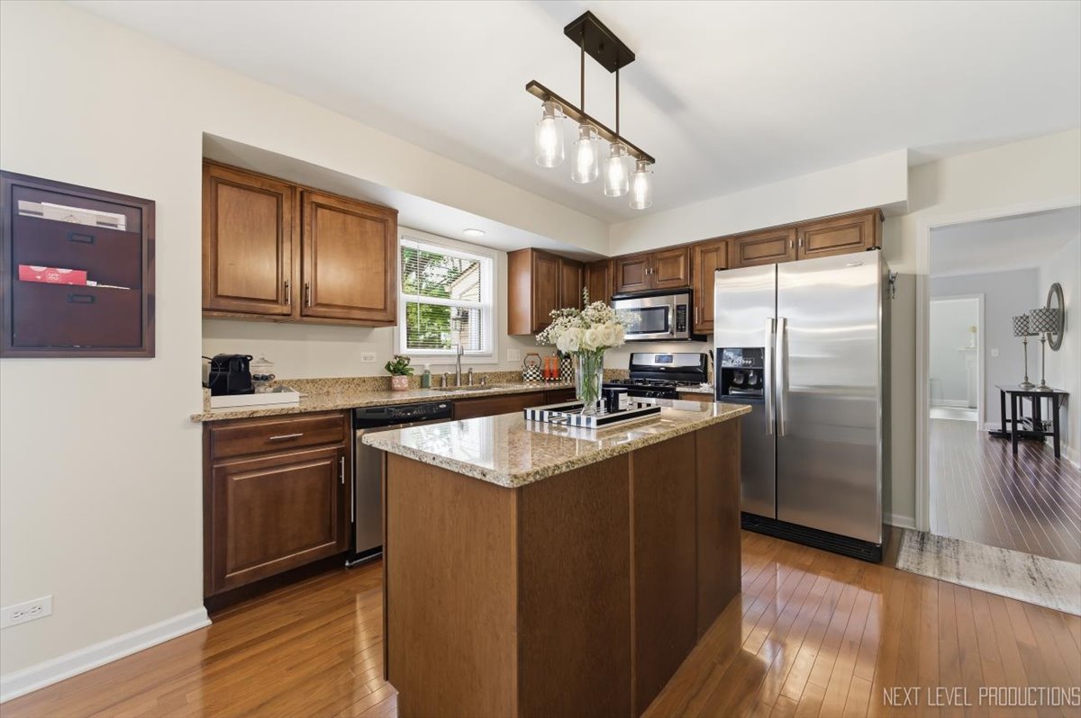 320 ESSEX Court, Aurora, IL 60504