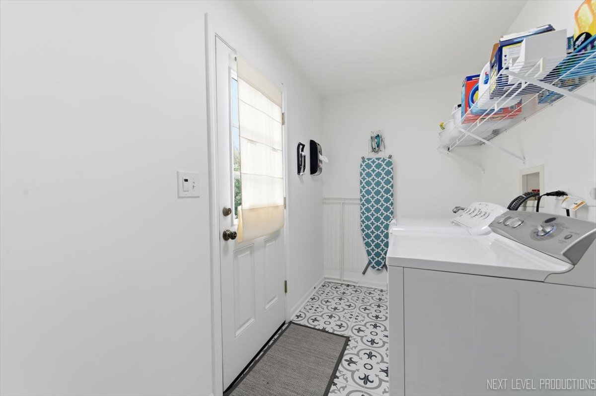 320 ESSEX Court, Aurora, IL 60504