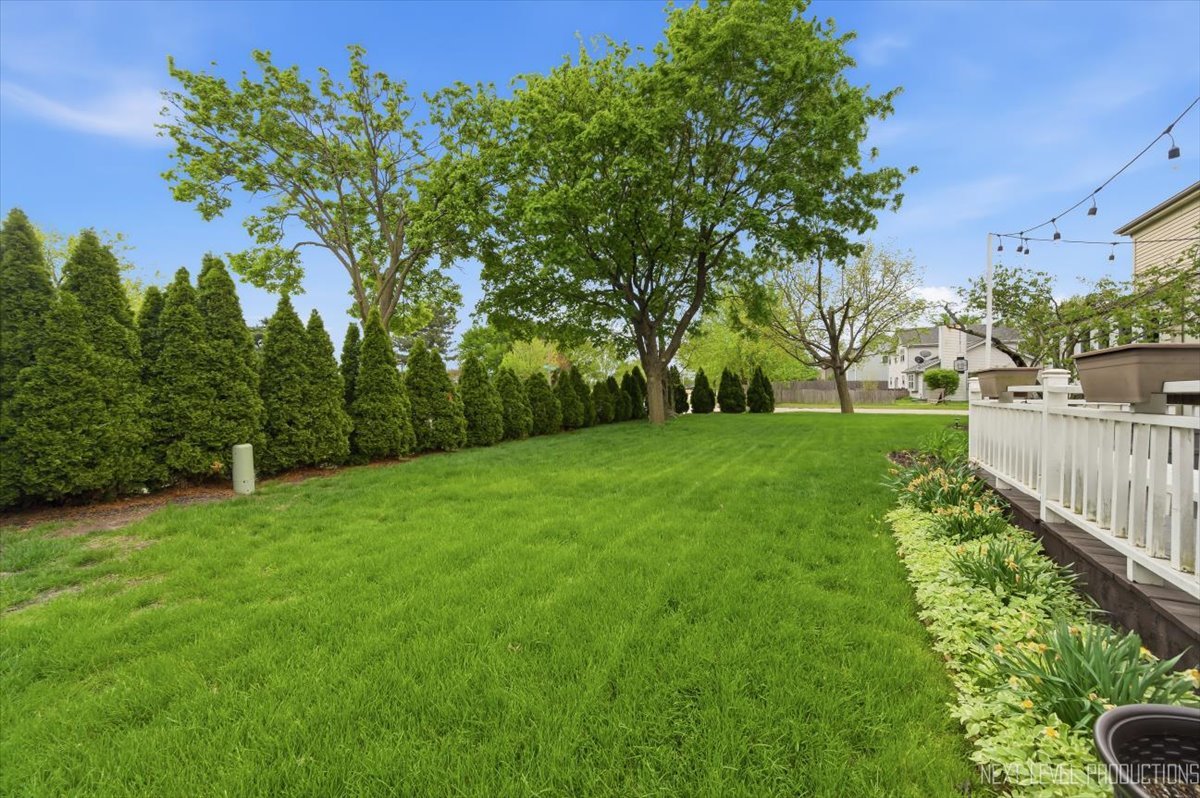 320 ESSEX Court, Aurora, IL 60504