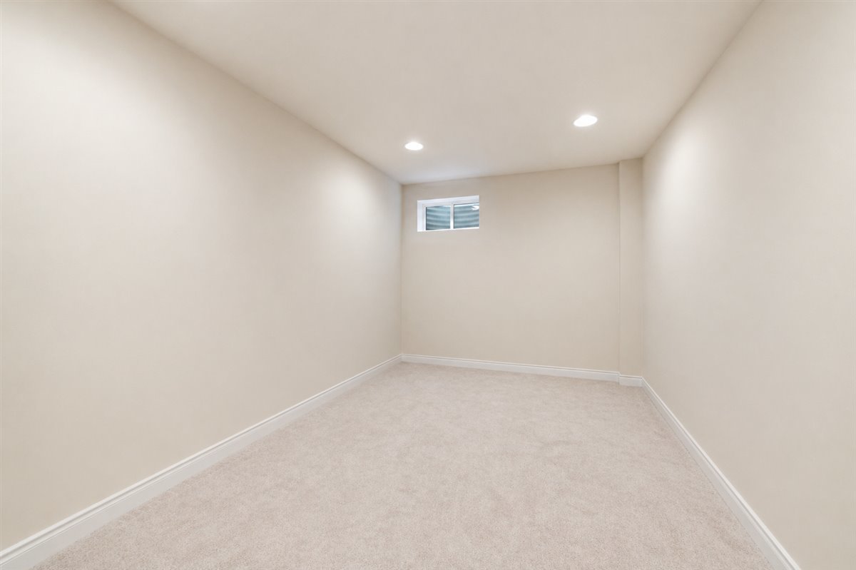 320 ESSEX Court, Aurora, IL 60504