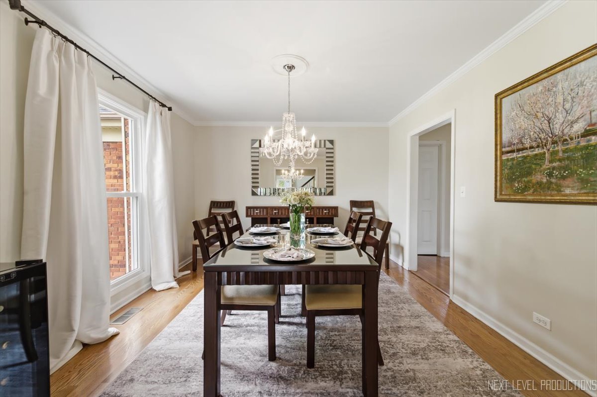 320 ESSEX Court, Aurora, IL 60504